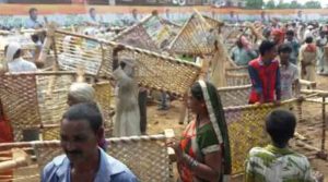यूपी के रुद्रपुर में कांग्रेस की ख़त पंचायत से घरों को खाट ले जाते लोग.