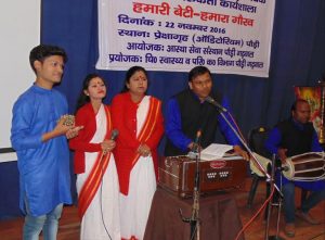 रंग कर्मी प्रस्तुति देते हुए .