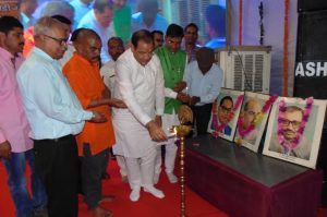 प्रभारी मंत्री के साथ जिलाअध्यक्ष भाजपा मुकेश रावत कार्यक्रम का शुभारम्भ करते हुए। 