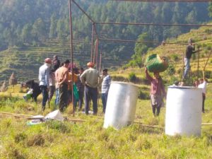 टैंट और पानी की व्यवस्था में लगे ग्रामीण