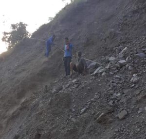 लाइन खींच कर ले रहे
