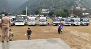 प्रवासियों की घर वापसी को संचालित की जार रही बसें,.