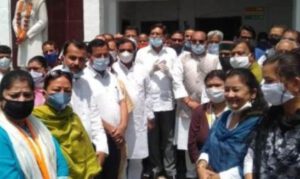 कांग्रेस मुख्यालय में प्रदर्शन को तैयार कार्यकर्ता