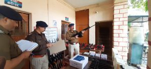 शस्त्रागार में हथियारों का निरिक्षण करते हुए क्षेत्राधिकारी