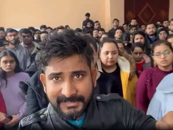 फीचर इमेज : सोशल मीडिया