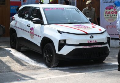 डीएम ने दिए फ्री सखी के लिए दो ईवी वाहन