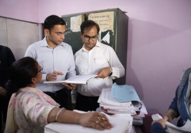 सब रजिस्टार कार्यालय में डीएम का औचक निरीक्षण, पुराने विलेख पत्र रजिस्टर जब्त