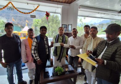 बिजली गिरने से मारी गई बकरियों का प्रशासन ने पशुपालकों को वितरित किया मुआवजा