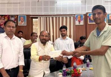 आपदा प्रभावितों की आजीविका संवर्द्धन के लिए ग्रामोत्थान ने बांटी राहत राशि