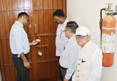 राजनीतिक दलों की मौजूदगी में डीएम ने किया ईवीएम-वीवीपैट वेयरहाउस का निरीक्षण