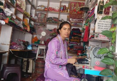 सुई-धागे से प्रियंका सिल रही हैं सफलता के सुनहरे सपने