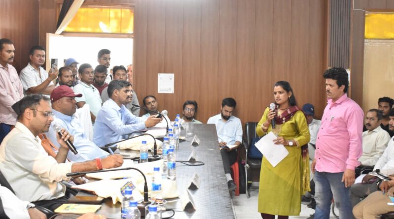 सेवा, सुशासन एवं समर्पण सप्ताह' के अंतर्गत मंगलवार को विकासखंड नारायणबगड़ के ब्लॉक सभागार में जिलाधिकारी श्री गौरव कुमार की अध्यक्षता में 'जन-जन की सरकार, जन-जन के द्वार' कार्यक्रम के तहत बहुउद्देशीय