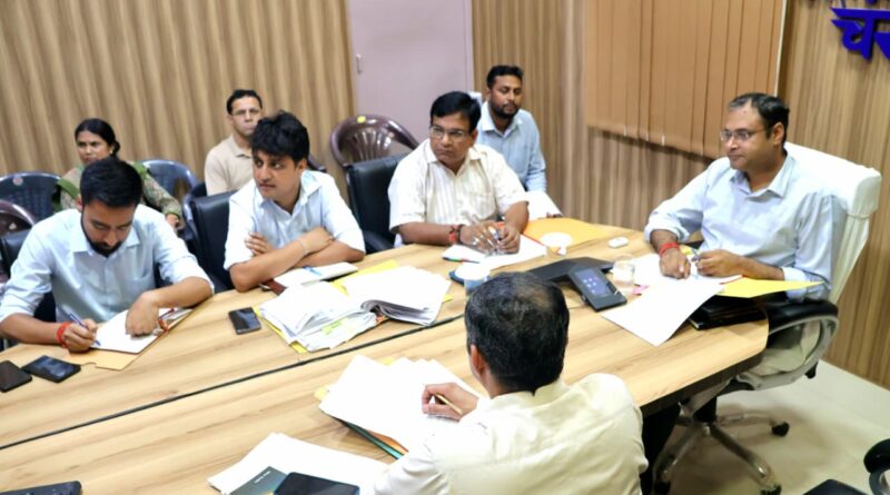 हेमकुण्ड रोपवे सहित प्रमुख परियोजनाओं के भूमि हस्तांतरण प्रकरणों की समीक्षा