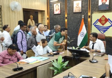 बेटे की प्रताड़ना से परेशान बुजुर्ग पिता, डीएम ने दिए तत्काल कार्रवाई के निर्देश