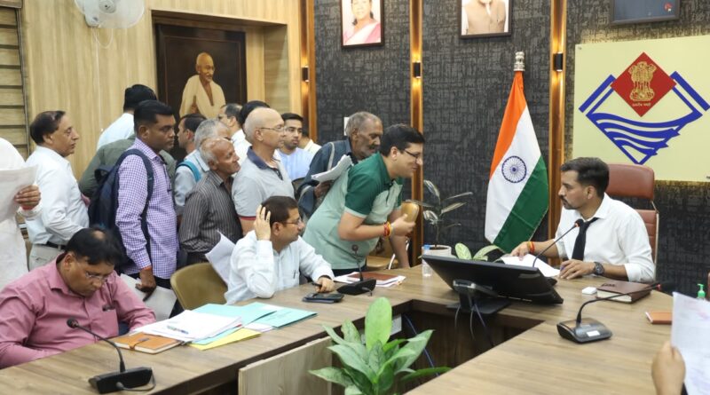 बेटे की प्रताड़ना से परेशान बुजुर्ग पिता, डीएम ने दिए तत्काल कार्रवाई के निर्देश