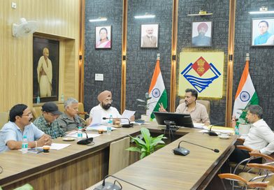 देहरादून के DM एक कॉन्फ्रेंस टेबल के चारों ओर राजनीतिक दलों के एजेंटों के साथ बैठक कर रहे हैं।