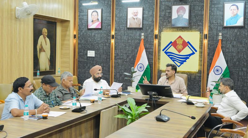 देहरादून के DM एक कॉन्फ्रेंस टेबल के चारों ओर राजनीतिक दलों के एजेंटों के साथ बैठक कर रहे हैं।