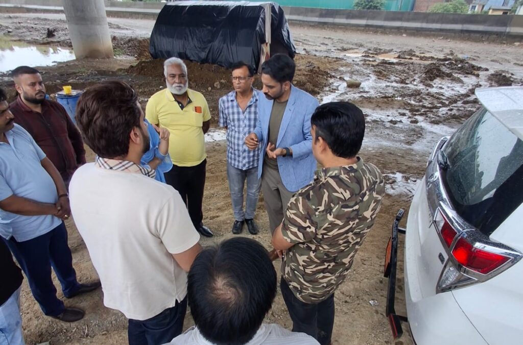 जिलाधिकारी डॉ आशीष चौहान ने दिल्ली-देहरादून आर्थिक कॉरिडोर से जुड़ी 12 किलोमीटर लंबी निर्माणाधीन ग्रीनफील्ड चार लेन बाईपास परियोजना का स्थलीय निरीक्षण कर निर्माण कार्यों की प्रगति का जायजा लिया। निरीक्षण के दौरान उन्होंने राष्ट्रीय राजमार्ग प्राधिकरण (एनएचएआई) के अधिकारियों को परियोजना के निर्माण कार्य में अपेक्षित तेजी लाते उच्च गुणवत्ता के साथ कार्य पूर्ण करने के निर्देश दिए।