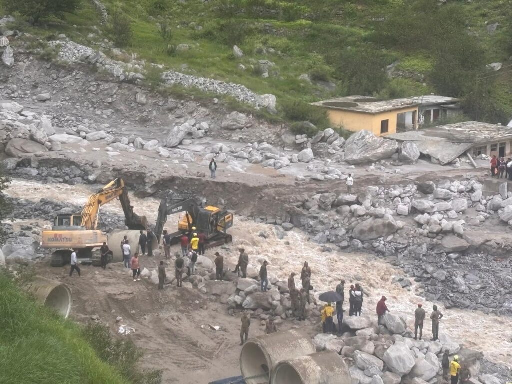 नीती घाटी में भारी बारिश के कारण तमक नाला उफान पर आने से वैली ब्रिज बहने के बाद बाधित हुई वाहनों की आवाजाही को शीघ्र सुचारु करने के लिए जिला प्रशासन एवं संबंधित विभागों द्वारा तेजी से कार्य किया जा रहा है। तमक नाले में ह्यूम पाइप डालकर अस्थाई मोटर मार्ग तैयार करने का कार्य तेजी से गतिमान है। मौके पर तैनात संबंधित विभागों की टीमें लगातार कार्य कर रही हैं। प्रशासन का प्रयास है कि अस्थाई मार्ग का निर्माण जल्द पूरा कर वाहनों की आवाजाही को यथाशीघ्र सुचारु किया जा सके। जिला प्रशासन द्वारा मौके की स्थिति पर लगातार निगरानी रखी जा रही है। अधिकारियों द्वारा मौके पर मौजूद टीमों को आवश्यक दिशा-निर्देश दिए जा रहे हैं तथा मार्ग बहाली के कार्य में संबंधित विभागों एवं सुरक्षा एजेंसियों का समन्वय सुनिश्चित किया जा रहा है। प्रशासन द्वारा मार्ग बहाली के कार्य को प्राथमिकता के आधार पर पूरा करने के लिए आवश्यक संसाधन एवं मशीनरी मौके पर उपलब्ध कराई जा रही है। मौसम एवं नाले के जलस्तर की स्थिति को ध्यान में रखते हुए सुरक्षा मानकों का भी विशेष ध्यान रखा जा रहा है। जिला प्रशासन ने स्थानीय लोगों एवं वाहन चालकों से अपील की है कि मार्ग बहाली का कार्य पूरा होने तक प्रभावित क्षेत्र में अनावश्यक आवागमन न करें। मौके पर तैनात प्रशासन, सुरक्षा एवं संबंधित विभागों की टीमों द्वारा दिए जा रहे निर्देशों का पालन करें और कार्य में सहयोग प्रदान करें। नीती घाटी में भारी बारिश के कारण तमक नाला उफान पर आने से वैली ब्रिज बहने के बाद बाधित हुई वाहनों की आवाजाही को शीघ्र सुचारु करने के लिए जिला प्रशासन एवं संबंधित विभागों द्वारा तेजी से कार्य किया जा रहा है। तमक नाले में ह्यूम पाइप डालकर अस्थाई मोटर मार्ग तैयार करने का कार्य तेजी से गतिमान है। मौके पर तैनात संबंधित विभागों की टीमें लगातार कार्य कर रही हैं। प्रशासन का प्रयास है कि अस्थाई मार्ग का निर्माण जल्द पूरा कर वाहनों की आवाजाही को यथाशीघ्र सुचारु किया जा सके। जिला प्रशासन द्वारा मौके की स्थिति पर लगातार निगरानी रखी जा रही है। अधिकारियों द्वारा मौके पर मौजूद टीमों को आवश्यक दिशा-निर्देश दिए जा रहे हैं तथा मार्ग बहाली के कार्य में संबंधित विभागों एवं सुरक्षा एजेंसियों का समन्वय सुनिश्चित किया जा रहा है। प्रशासन द्वारा मार्ग बहाली के कार्य को प्राथमिकता के आधार पर पूरा करने के लिए आवश्यक संसाधन एवं मशीनरी मौके पर उपलब्ध कराई जा रही है। मौसम एवं नाले के जलस्तर की स्थिति को ध्यान में रखते हुए सुरक्षा मानकों का भी विशेष ध्यान रखा जा रहा है। जिला प्रशासन ने स्थानीय लोगों एवं वाहन चालकों से अपील की है कि मार्ग बहाली का कार्य पूरा होने तक प्रभावित क्षेत्र में अनावश्यक आवागमन न करें। मौके पर तैनात प्रशासन, सुरक्षा एवं संबंधित विभागों की टीमों द्वारा दिए जा रहे निर्देशों का पालन करें और कार्य में सहयोग प्रदान करें।