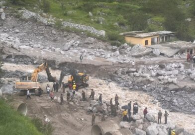 नीती घाटी में भारी बारिश के कारण तमक नाला उफान पर आने से वैली ब्रिज बहने के बाद बाधित हुई वाहनों की आवाजाही को शीघ्र सुचारु करने के लिए जिला प्रशासन एवं संबंधित विभागों द्वारा तेजी से कार्य किया जा रहा है। तमक नाले में ह्यूम पाइप डालकर अस्थाई मोटर मार्ग तैयार करने का कार्य तेजी से गतिमान है। मौके पर तैनात संबंधित विभागों की टीमें लगातार कार्य कर रही हैं। प्रशासन का प्रयास है कि अस्थाई मार्ग का निर्माण जल्द पूरा कर वाहनों की आवाजाही को यथाशीघ्र सुचारु किया जा सके। जिला प्रशासन द्वारा मौके की स्थिति पर लगातार निगरानी रखी जा रही है। अधिकारियों द्वारा मौके पर मौजूद टीमों को आवश्यक दिशा-निर्देश दिए जा रहे हैं तथा मार्ग बहाली के कार्य में संबंधित विभागों एवं सुरक्षा एजेंसियों का समन्वय सुनिश्चित किया जा रहा है। प्रशासन द्वारा मार्ग बहाली के कार्य को प्राथमिकता के आधार पर पूरा करने के लिए आवश्यक संसाधन एवं मशीनरी मौके पर उपलब्ध कराई जा रही है। मौसम एवं नाले के जलस्तर की स्थिति को ध्यान में रखते हुए सुरक्षा मानकों का भी विशेष ध्यान रखा जा रहा है। जिला प्रशासन ने स्थानीय लोगों एवं वाहन चालकों से अपील की है कि मार्ग बहाली का कार्य पूरा होने तक प्रभावित क्षेत्र में अनावश्यक आवागमन न करें। मौके पर तैनात प्रशासन, सुरक्षा एवं संबंधित विभागों की टीमों द्वारा दिए जा रहे निर्देशों का पालन करें और कार्य में सहयोग प्रदान करें। नीती घाटी में भारी बारिश के कारण तमक नाला उफान पर आने से वैली ब्रिज बहने के बाद बाधित हुई वाहनों की आवाजाही को शीघ्र सुचारु करने के लिए जिला प्रशासन एवं संबंधित विभागों द्वारा तेजी से कार्य किया जा रहा है। तमक नाले में ह्यूम पाइप डालकर अस्थाई मोटर मार्ग तैयार करने का कार्य तेजी से गतिमान है। मौके पर तैनात संबंधित विभागों की टीमें लगातार कार्य कर रही हैं। प्रशासन का प्रयास है कि अस्थाई मार्ग का निर्माण जल्द पूरा कर वाहनों की आवाजाही को यथाशीघ्र सुचारु किया जा सके। जिला प्रशासन द्वारा मौके की स्थिति पर लगातार निगरानी रखी जा रही है। अधिकारियों द्वारा मौके पर मौजूद टीमों को आवश्यक दिशा-निर्देश दिए जा रहे हैं तथा मार्ग बहाली के कार्य में संबंधित विभागों एवं सुरक्षा एजेंसियों का समन्वय सुनिश्चित किया जा रहा है। प्रशासन द्वारा मार्ग बहाली के कार्य को प्राथमिकता के आधार पर पूरा करने के लिए आवश्यक संसाधन एवं मशीनरी मौके पर उपलब्ध कराई जा रही है। मौसम एवं नाले के जलस्तर की स्थिति को ध्यान में रखते हुए सुरक्षा मानकों का भी विशेष ध्यान रखा जा रहा है। जिला प्रशासन ने स्थानीय लोगों एवं वाहन चालकों से अपील की है कि मार्ग बहाली का कार्य पूरा होने तक प्रभावित क्षेत्र में अनावश्यक आवागमन न करें। मौके पर तैनात प्रशासन, सुरक्षा एवं संबंधित विभागों की टीमों द्वारा दिए जा रहे निर्देशों का पालन करें और कार्य में सहयोग प्रदान करें।