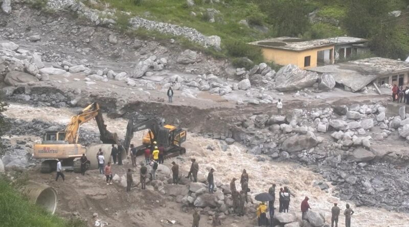 नीती घाटी में भारी बारिश के कारण तमक नाला उफान पर आने से वैली ब्रिज बहने के बाद बाधित हुई वाहनों की आवाजाही को शीघ्र सुचारु करने के लिए जिला प्रशासन एवं संबंधित विभागों द्वारा तेजी से कार्य किया जा रहा है। तमक नाले में ह्यूम पाइप डालकर अस्थाई मोटर मार्ग तैयार करने का कार्य तेजी से गतिमान है। मौके पर तैनात संबंधित विभागों की टीमें लगातार कार्य कर रही हैं। प्रशासन का प्रयास है कि अस्थाई मार्ग का निर्माण जल्द पूरा कर वाहनों की आवाजाही को यथाशीघ्र सुचारु किया जा सके। जिला प्रशासन द्वारा मौके की स्थिति पर लगातार निगरानी रखी जा रही है। अधिकारियों द्वारा मौके पर मौजूद टीमों को आवश्यक दिशा-निर्देश दिए जा रहे हैं तथा मार्ग बहाली के कार्य में संबंधित विभागों एवं सुरक्षा एजेंसियों का समन्वय सुनिश्चित किया जा रहा है। प्रशासन द्वारा मार्ग बहाली के कार्य को प्राथमिकता के आधार पर पूरा करने के लिए आवश्यक संसाधन एवं मशीनरी मौके पर उपलब्ध कराई जा रही है। मौसम एवं नाले के जलस्तर की स्थिति को ध्यान में रखते हुए सुरक्षा मानकों का भी विशेष ध्यान रखा जा रहा है। जिला प्रशासन ने स्थानीय लोगों एवं वाहन चालकों से अपील की है कि मार्ग बहाली का कार्य पूरा होने तक प्रभावित क्षेत्र में अनावश्यक आवागमन न करें। मौके पर तैनात प्रशासन, सुरक्षा एवं संबंधित विभागों की टीमों द्वारा दिए जा रहे निर्देशों का पालन करें और कार्य में सहयोग प्रदान करें। नीती घाटी में भारी बारिश के कारण तमक नाला उफान पर आने से वैली ब्रिज बहने के बाद बाधित हुई वाहनों की आवाजाही को शीघ्र सुचारु करने के लिए जिला प्रशासन एवं संबंधित विभागों द्वारा तेजी से कार्य किया जा रहा है। तमक नाले में ह्यूम पाइप डालकर अस्थाई मोटर मार्ग तैयार करने का कार्य तेजी से गतिमान है। मौके पर तैनात संबंधित विभागों की टीमें लगातार कार्य कर रही हैं। प्रशासन का प्रयास है कि अस्थाई मार्ग का निर्माण जल्द पूरा कर वाहनों की आवाजाही को यथाशीघ्र सुचारु किया जा सके। जिला प्रशासन द्वारा मौके की स्थिति पर लगातार निगरानी रखी जा रही है। अधिकारियों द्वारा मौके पर मौजूद टीमों को आवश्यक दिशा-निर्देश दिए जा रहे हैं तथा मार्ग बहाली के कार्य में संबंधित विभागों एवं सुरक्षा एजेंसियों का समन्वय सुनिश्चित किया जा रहा है। प्रशासन द्वारा मार्ग बहाली के कार्य को प्राथमिकता के आधार पर पूरा करने के लिए आवश्यक संसाधन एवं मशीनरी मौके पर उपलब्ध कराई जा रही है। मौसम एवं नाले के जलस्तर की स्थिति को ध्यान में रखते हुए सुरक्षा मानकों का भी विशेष ध्यान रखा जा रहा है। जिला प्रशासन ने स्थानीय लोगों एवं वाहन चालकों से अपील की है कि मार्ग बहाली का कार्य पूरा होने तक प्रभावित क्षेत्र में अनावश्यक आवागमन न करें। मौके पर तैनात प्रशासन, सुरक्षा एवं संबंधित विभागों की टीमों द्वारा दिए जा रहे निर्देशों का पालन करें और कार्य में सहयोग प्रदान करें।