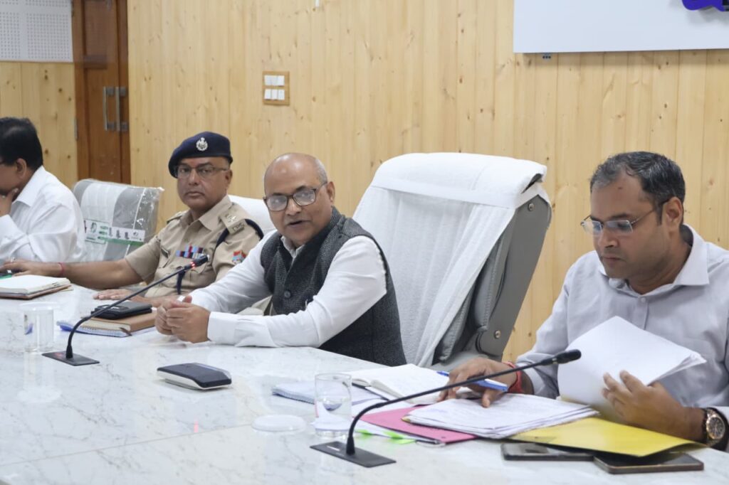 युक्त गढ़वाल मंडल ने आपदा प्रभावित क्षेत्रों की व्यवस्थाओं को लेकर ली समीक्षा बैठक