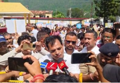 उत्तरकाशी कलेक्ट्रेट का घेराव करते यमुनोत्री विधायक संजय डोभाल और समर्थक