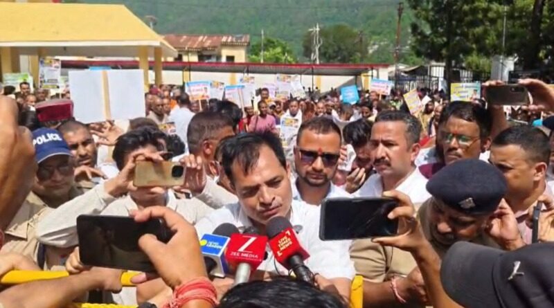 उत्तरकाशी कलेक्ट्रेट का घेराव करते यमुनोत्री विधायक संजय डोभाल और समर्थक