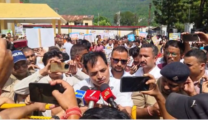उत्तरकाशी कलेक्ट्रेट का घेराव करते यमुनोत्री विधायक संजय डोभाल और समर्थक