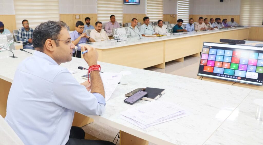 डीएम चमोली गौरव कुमार जनता मिलन कार्यक्रम में : image dipr chamoli