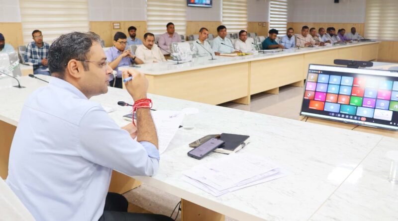 डीएम चमोली गौरव कुमार जनता मिलन कार्यक्रम में : image dipr chamoli