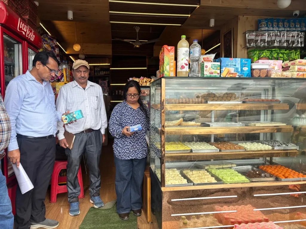पौड़ी जिले में दुकानों पर छापा मारकर 20 सैंपल लेते खाद्य विभाग के अधिकारी