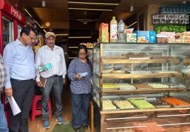 पौड़ी जिले में दुकानों पर छापा मारकर 20 सैंपल लेते खाद्य विभाग के अधिकारी