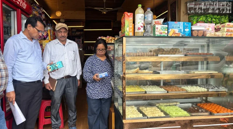 पौड़ी जिले में दुकानों पर छापा मारकर 20 सैंपल लेते खाद्य विभाग के अधिकारी