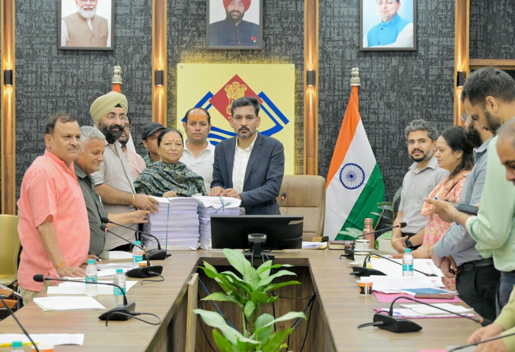 मतदाता सूची में नाम जोड़ने और संशोधन के लिए 49743 आवेदन