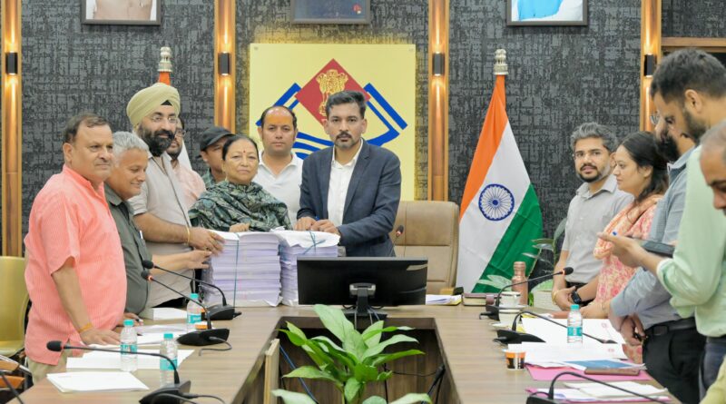 मतदाता सूची में नाम जोड़ने और संशोधन के लिए 49743 आवेदन