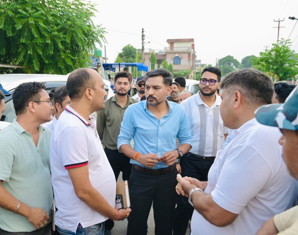 बालावाला में सिंचाई नहर और जनसमस्याओं का स्थलीय निरीक्षण करते देहरादून के जिलाधिकारी डॉ. आशीष चौहान और साथ में मौजूद प्रशासनिक अधिकारी