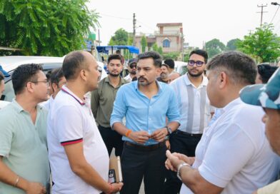 बालावाला में सिंचाई नहर और जनसमस्याओं का स्थलीय निरीक्षण करते देहरादून के जिलाधिकारी डॉ. आशीष चौहान और साथ में मौजूद प्रशासनिक अधिकारी