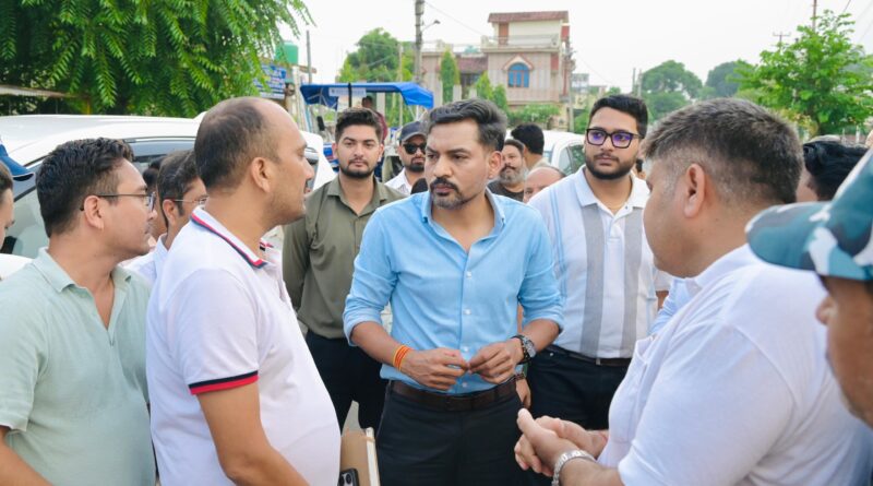 बालावाला में सिंचाई नहर और जनसमस्याओं का स्थलीय निरीक्षण करते देहरादून के जिलाधिकारी डॉ. आशीष चौहान और साथ में मौजूद प्रशासनिक अधिकारी