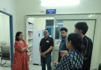 पौड़ी में स्वास्थ्य केंद्रों का निरीक्षण करतीं सीएमओ डॉ. मेघना असवाल