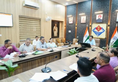 देहरादून में जिलाधिकारी डॉ. आशीष चौहान जल जीवन मिशन की समीक्षा बैठक में