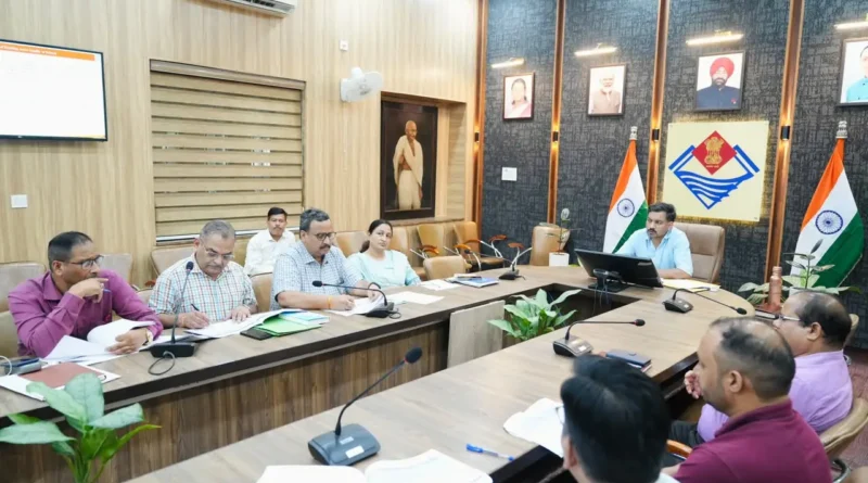 देहरादून में जिलाधिकारी डॉ. आशीष चौहान जल जीवन मिशन की समीक्षा बैठक में
