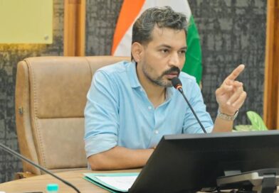 देहरादून में दुर्लभ बीमारियों से पीड़ित बच्चों के उपचार की मॉनिटरिंग करते जिलाधिकारी डॉ आशीष चौहान