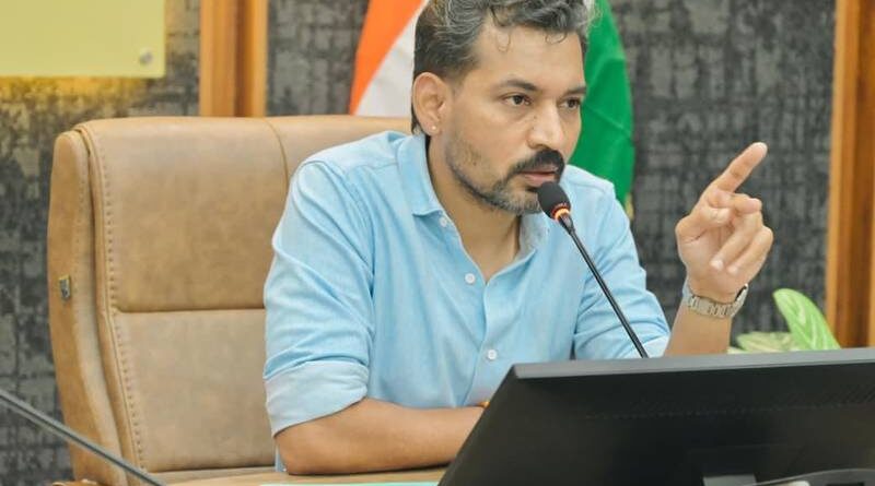 देहरादून में दुर्लभ बीमारियों से पीड़ित बच्चों के उपचार की मॉनिटरिंग करते जिलाधिकारी डॉ आशीष चौहान