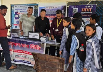 डोईवाला के इठारना गांव में आयुष्मान आभा कैंप में कार्ड बनाते अधिकारी