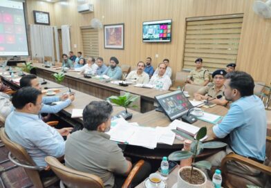 हरादून में विधानसभा चुनाव 2027 की तैयारियों को लेकर बैठक करते जिलाधिकारी डॉ आशीष चौहान