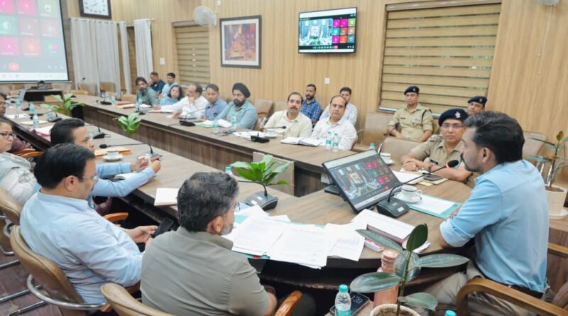हरादून में विधानसभा चुनाव 2027 की तैयारियों को लेकर बैठक करते जिलाधिकारी डॉ आशीष चौहान