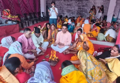 चमोली के सोनला में महिला पतंजलि योग समिति के योग शिविर में हवन यज्ञ करते योग साधक
