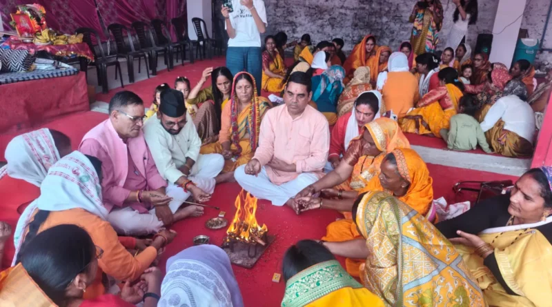 चमोली के सोनला में महिला पतंजलि योग समिति के योग शिविर में हवन यज्ञ करते योग साधक
