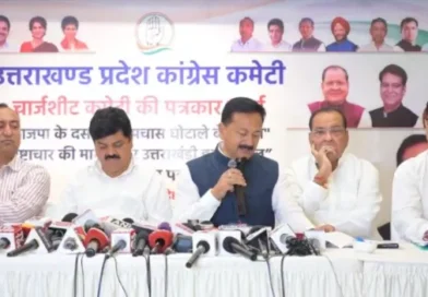 देहरादून में सरकारी जमीन विवाद पर प्रेस कॉन्फ्रेंस करते कांग्रेस नेता करन माहरा, गणेश गोदियाल और यशपाल आर्य